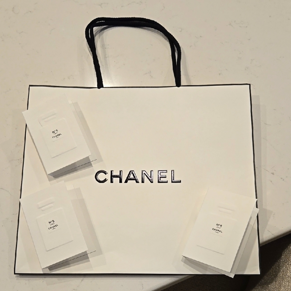 CHANEL White Shopping Bag with Chanel N °5 Leau samples